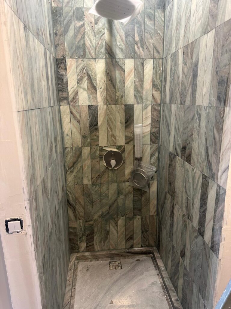 Douche met wanden in groen-grijs marmer