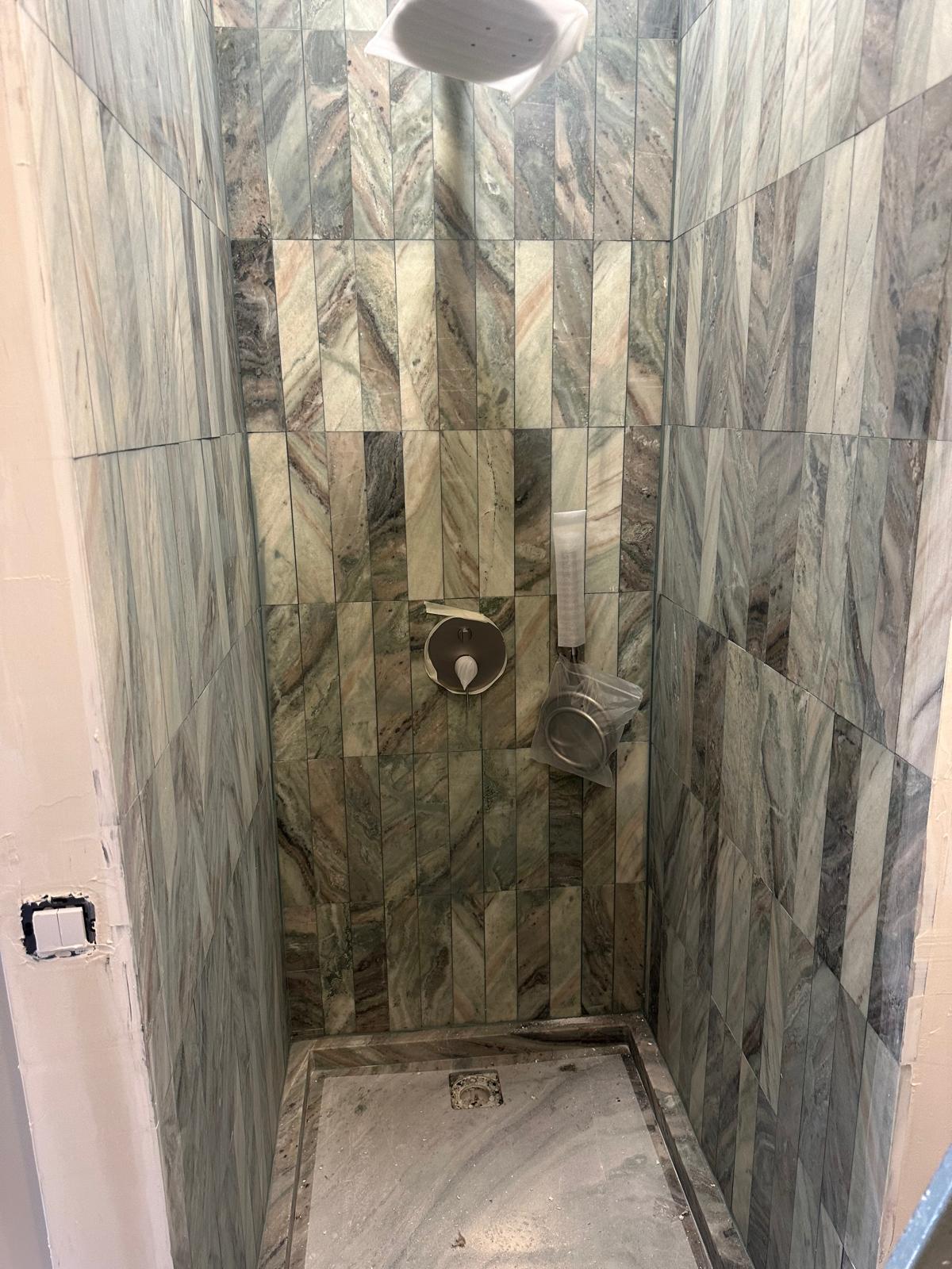 Douche met wanden in groen-grijs marmer