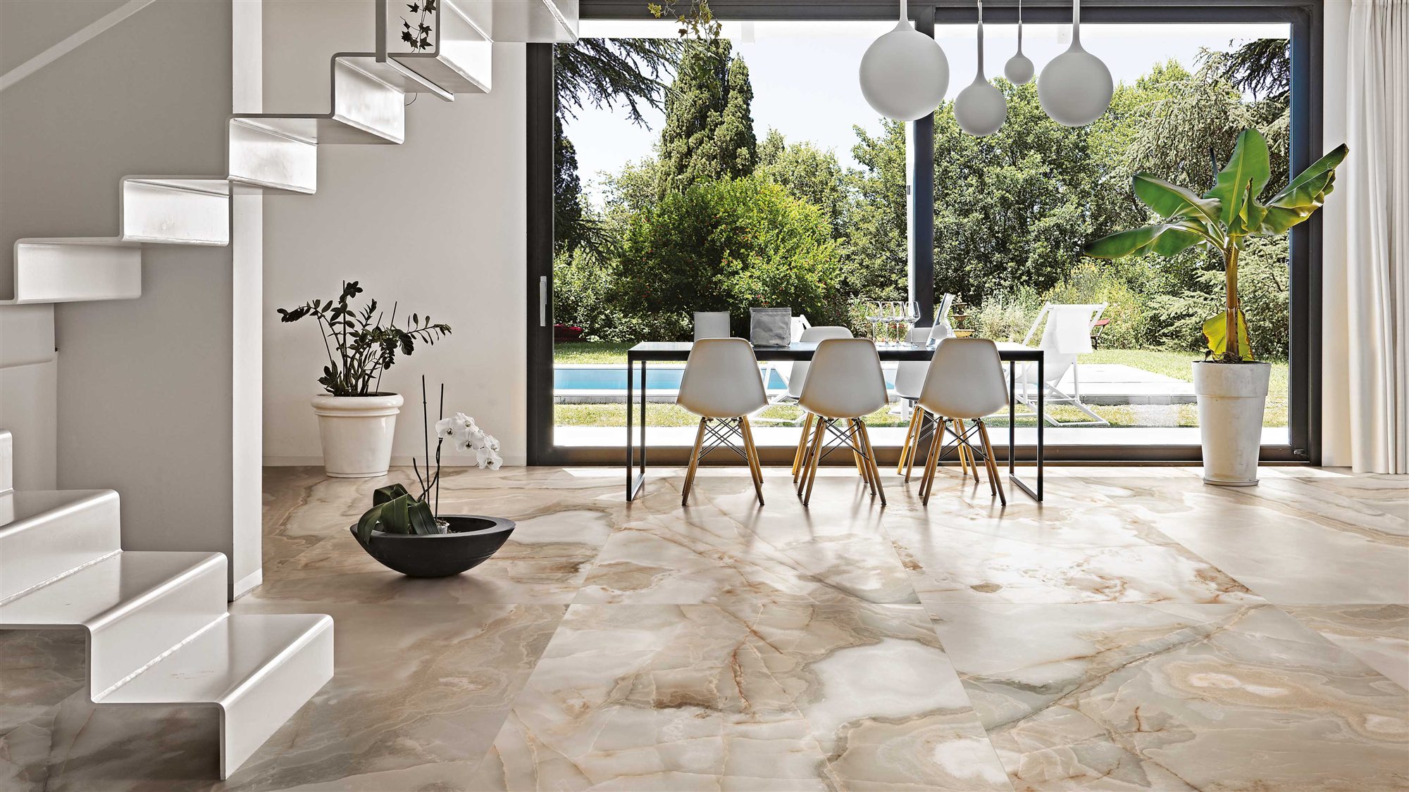 Open woonruimte met vloer in beige onyx