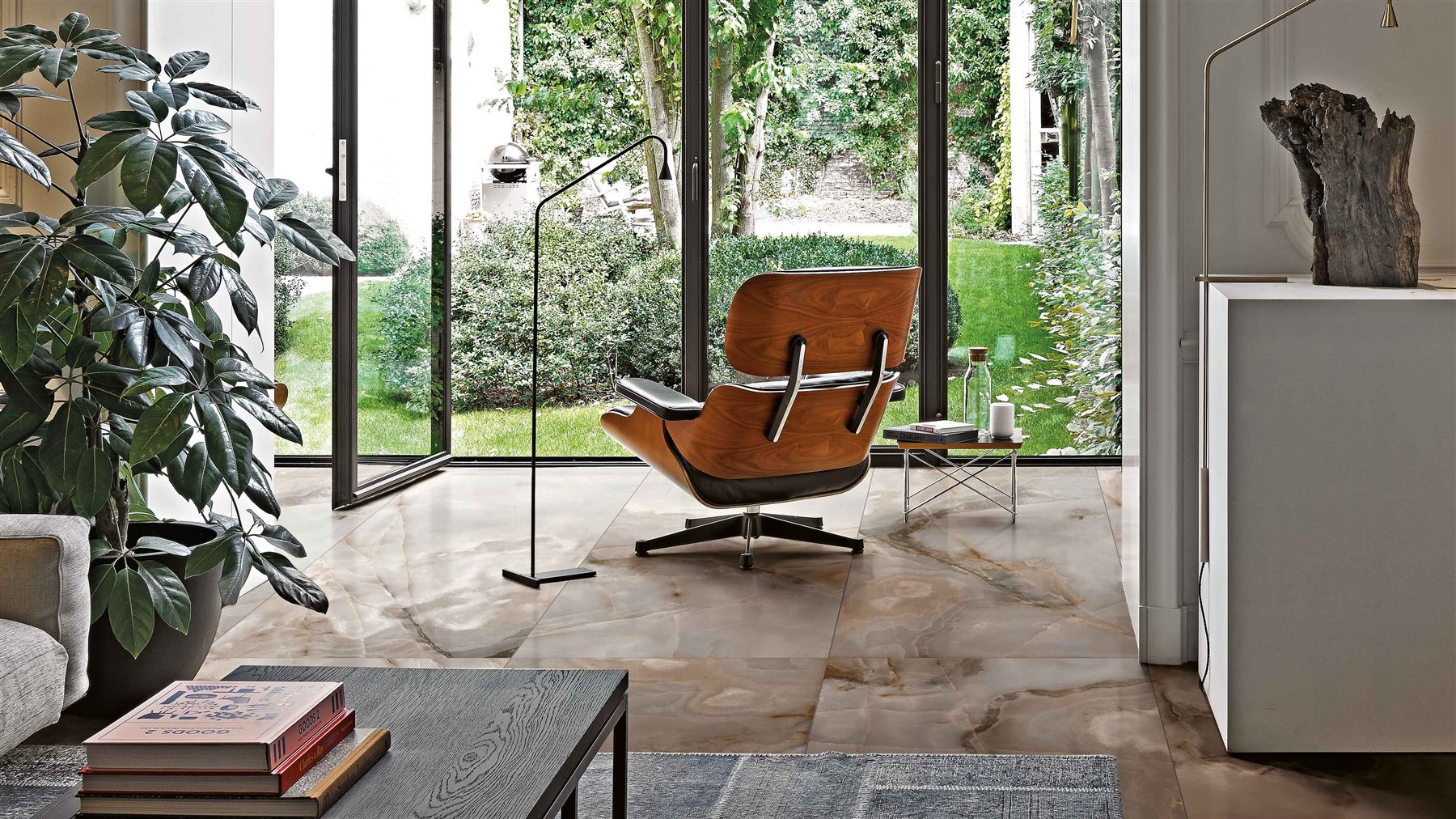 Lichte woonruimte met vloer in bruine onyx
