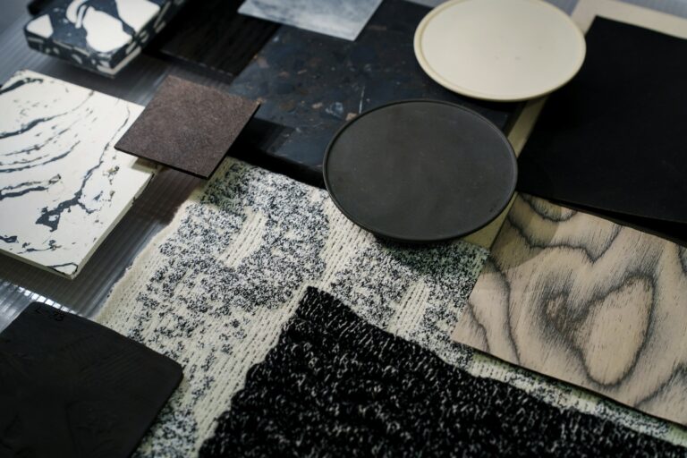 Moodboard met steen-, marmer- en stofstalen op tafel