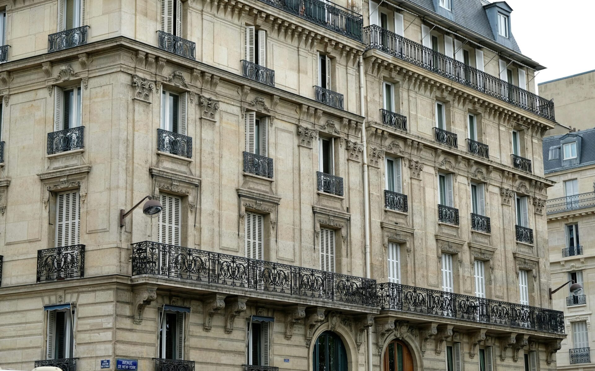 Haussmann-gebouw in Parijs met kalkstenen gevel en smeedijzeren balkons