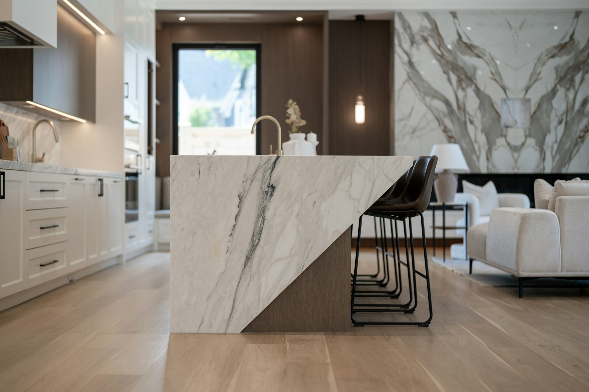 Moderne keuken met groot kookeiland in sterk geaderd marmer