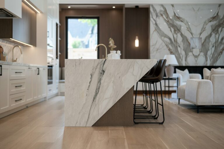 Moderne keuken met groot kookeiland in sterk geaderd marmer