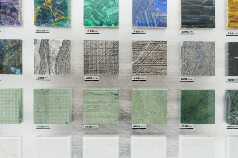 Wand met stalen van diverse marmer- en natuursteensoorten