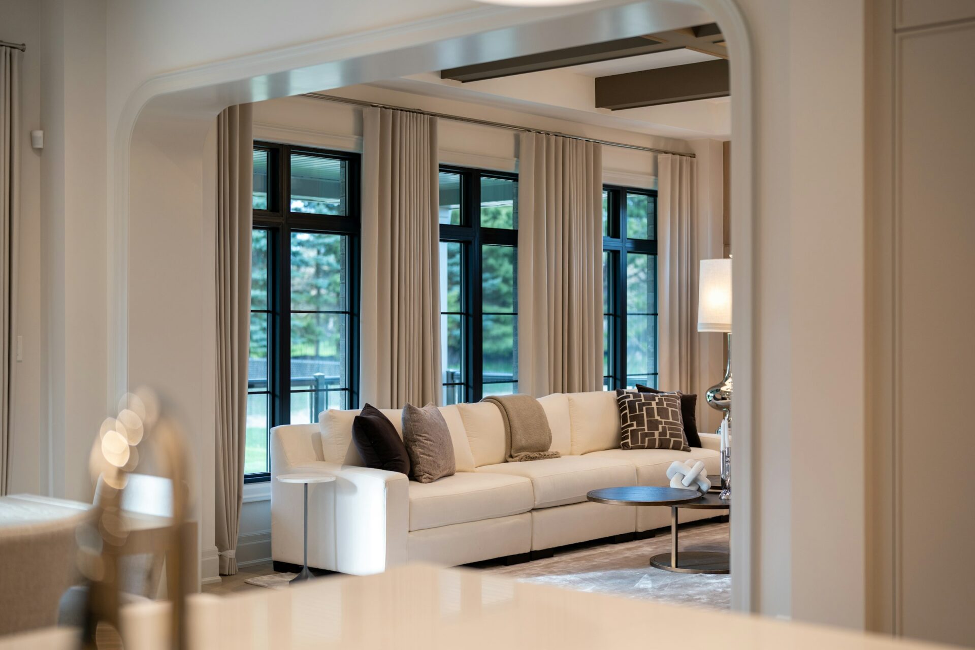 Elegante zithoek met grote crèmekleurige bank en kussens
