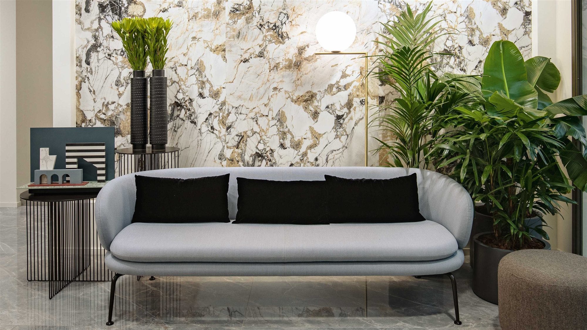 Interieur met wandbekleding in wit marmer met gouden tekening